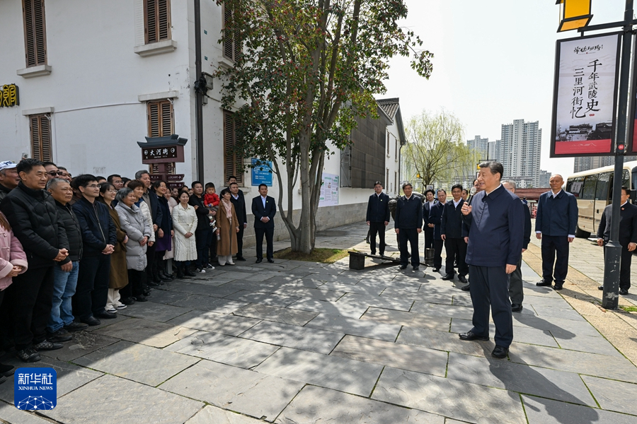 3月18日至21日，中共中央总书记、国家主席、中央军委主席习近平在湖南考察。这是19日上午，习近平在常德河街考察时，同店主和游客亲切交流。