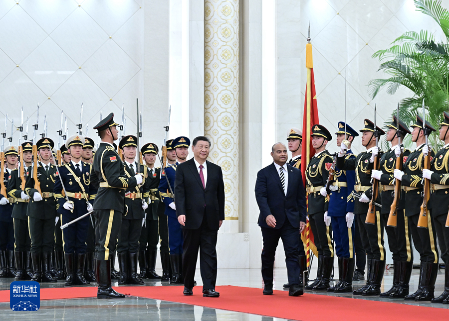 3月25日下午，国家主席习近平在北京人民大会堂同来华进行国事访问的瑙鲁总统阿迪昂举行会谈。这是会谈前，习近平在人民大会堂北大厅为阿迪昂举行欢迎仪式。
