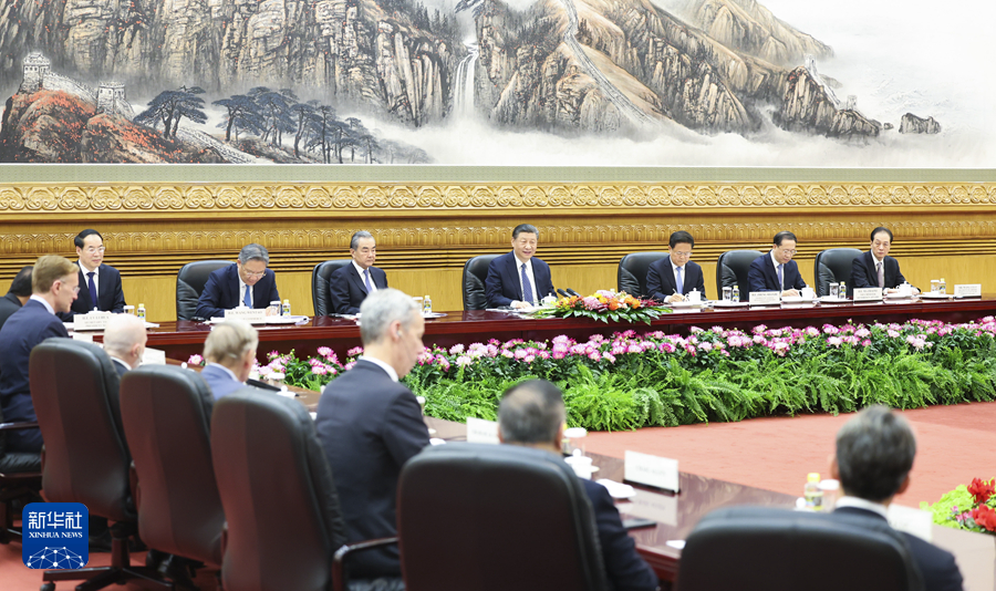 3月27日，国家主席习近平在北京人民大会堂集体会见美国工商界和战略学术界代表。