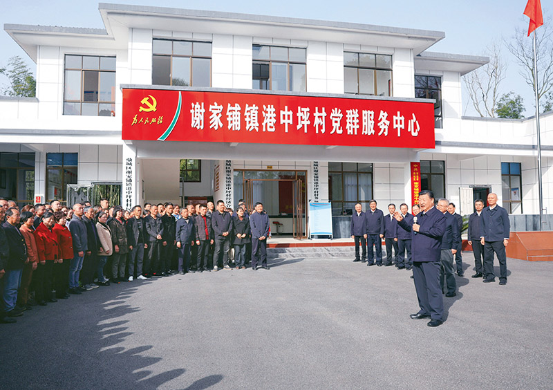 2024年3月18日至21日，中共中央总书记、国家主席、中央军委主席习近平在湖南考察。这是19日下午，习近平在常德市鼎城区谢家铺镇港中坪村考察时，同乡亲们亲切交流。