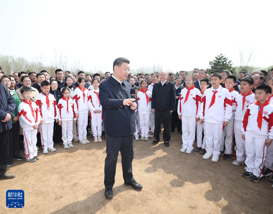 4月3日，党和国家领导人习近平、李强、赵乐际、王沪宁、蔡奇、丁薛祥、李希、韩正等来到北京市通州区潞城镇参加首都义务植树活动。这是习近平同参加植树的干部群众、少先队员亲切交谈。