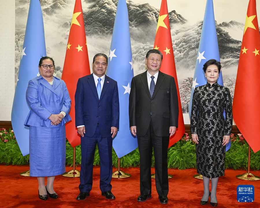 4月9日下午，国家主席习近平在北京人民大会堂同来华进行国事访问的密克罗尼西亚联邦总统西米纳举行会谈。会谈前，习近平和夫人彭丽媛为西米纳和夫人安瑟莉举行欢迎仪式。