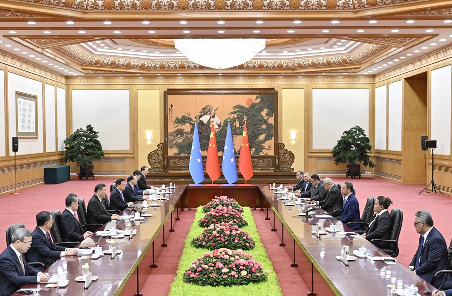 4月9日下午，国家主席习近平在北京人民大会堂同来华进行国事访问的密克罗尼西亚联邦总统西米纳举行会谈。