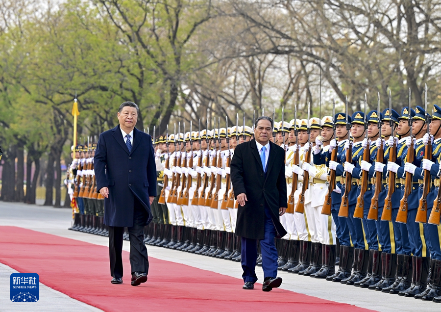 4月9日下午，国家主席习近平在北京人民大会堂同来华进行国事访问的密克罗尼西亚联邦总统西米纳举行会谈。这是会谈前，习近平在人民大会堂东门外广场为西米纳举行欢迎仪式。