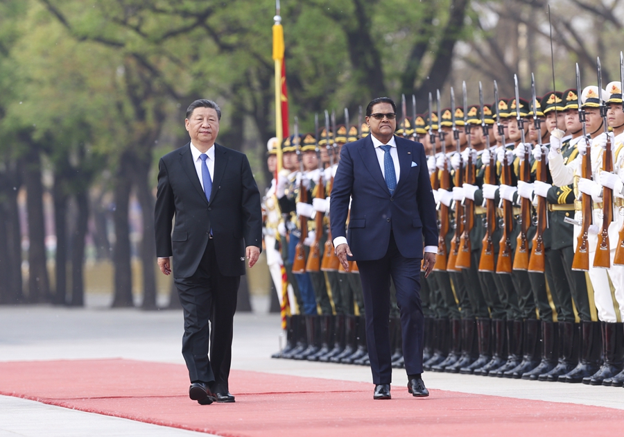 4月12日下午，国家主席习近平在北京人民大会堂同来华进行国事访问的苏里南总统单多吉举行会谈。这是会谈前，习近平在人民大会堂东门外广场为单多吉举行欢迎仪式。