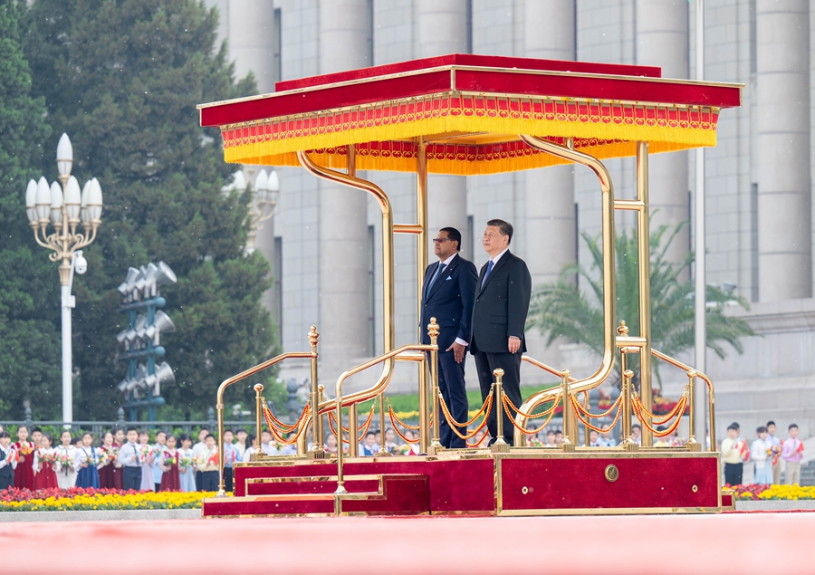 4月12日下午，国家主席习近平在北京人民大会堂同来华进行国事访问的苏里南总统单多吉举行会谈。这是会谈前，习近平在人民大会堂东门外广场为单多吉举行欢迎仪式。