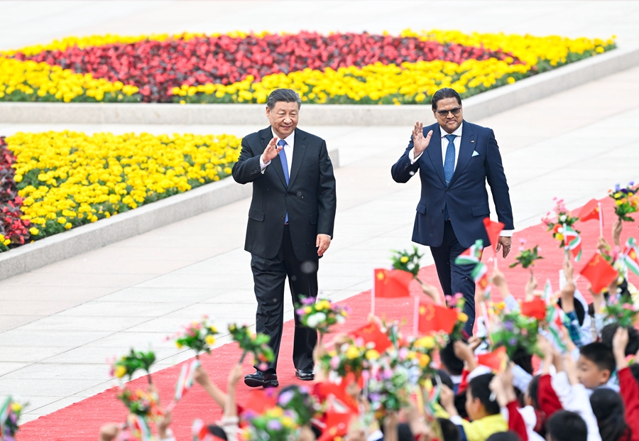 4月12日下午，国家主席习近平在北京人民大会堂同来华进行国事访问的苏里南总统单多吉举行会谈。这是会谈前，习近平在人民大会堂东门外广场为单多吉举行欢迎仪式。
