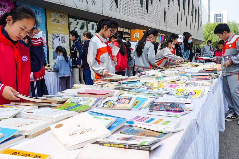 4月20日，山东省济南市第十四届“书香泉城”全民阅读节在济南市图书馆启动，小学生在阅读节上参与换书活动。