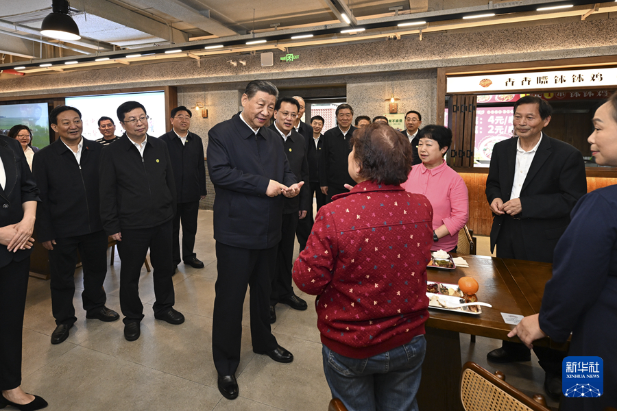 4月22日至24日，中共中央总书记、国家主席、中央军委主席习近平在重庆考察。这是22日下午，习近平在九龙坡区谢家湾街道民主村社区考察时，同正在社区食堂就餐的群众亲切交流。