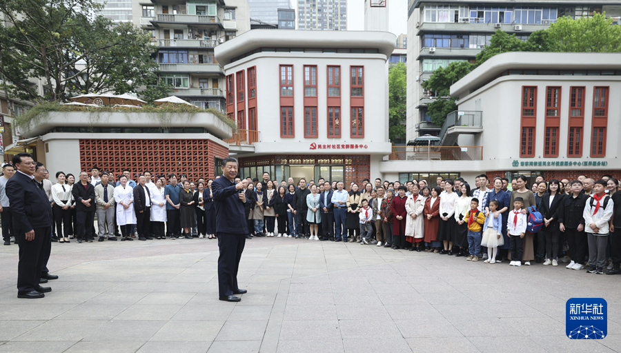 4月22日至24日，中共中央总书记、国家主席、中央军委主席习近平在重庆考察。这是22日下午，习近平在九龙坡区谢家湾街道民主村社区考察时，同社区居民亲切交流。