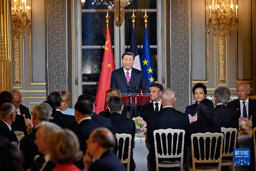当地时间5月6日晚，国家主席习近平和夫人彭丽媛在巴黎爱丽舍宫出席法国总统马克龙和夫人布丽吉特举行的欢迎宴会。