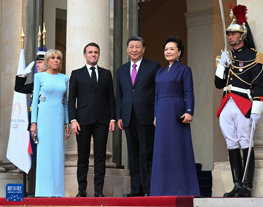 当地时间5月6日晚，国家主席习近平和夫人彭丽媛在巴黎爱丽舍宫出席法国总统马克龙和夫人布丽吉特举行的欢迎宴会。习近平和彭丽媛抵达时，受到马克龙和布丽吉特的热情迎接。两国元首夫妇亲切合影。