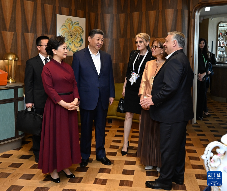 当地时间5月10日中午，国家主席习近平和夫人彭丽媛在布达佩斯应邀出席匈牙利总理欧尔班和夫人举行的饯行活动。