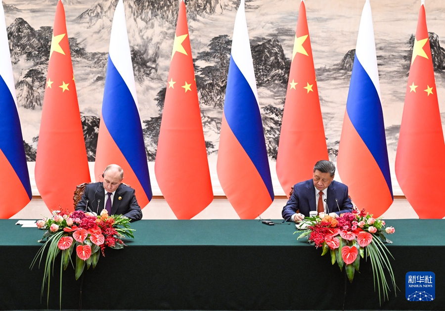 5月16日上午，国家主席习近平在北京人民大会堂同来华进行国事访问的俄罗斯总统普京举行会谈。这是会谈后，两国元首共同签署并发表《中华人民共和国和俄罗斯联邦在两国建交75周年之际关于深化新时代全面战略协作伙伴关系的联合声明》。