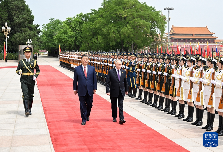 5月16日上午，国家主席习近平在北京人民大会堂同来华进行国事访问的俄罗斯总统普京举行会谈。这是会谈前，习近平在人民大会堂东门外广场为普京举行隆重欢迎仪式。