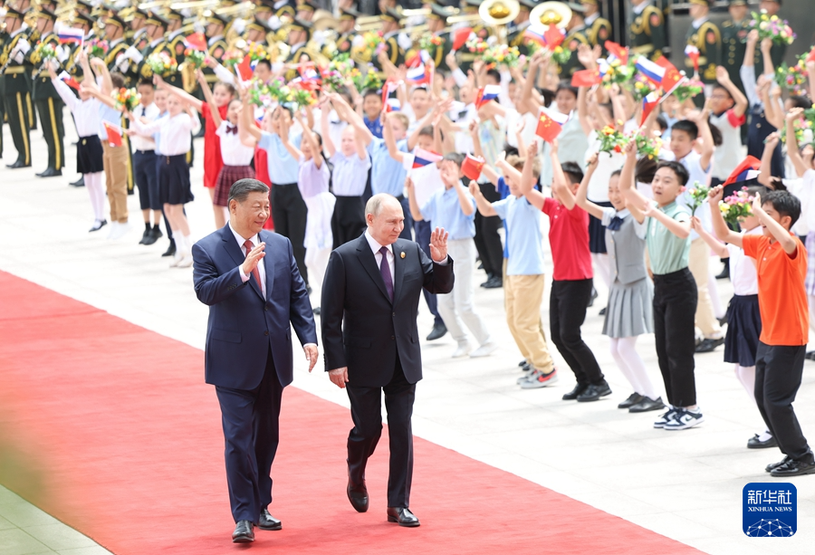 5月16日上午，国家主席习近平在北京人民大会堂同来华进行国事访问的俄罗斯总统普京举行会谈。这是会谈前，习近平在人民大会堂东门外广场为普京举行隆重欢迎仪式。