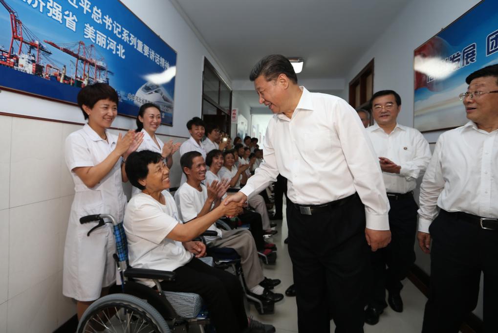 2016年7月28日，习近平总书记在唐山市截瘫疗养院看望慰问截瘫伤员。