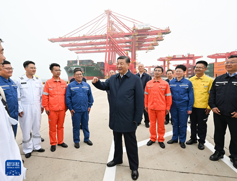 5月22日至24日，中共中央总书记、国家主席、中央军委主席习近平在山东考察。这是22日下午，习近平在日照港亲切慰问港口科技工作者、运营人员、航运人员。