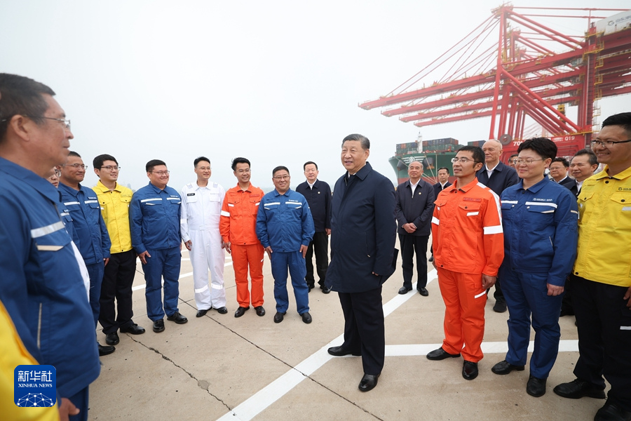 5月22日至24日，中共中央总书记、国家主席、中央军委主席习近平在山东考察。这是22日下午，习近平在日照港亲切慰问港口科技工作者、运营人员、航运人员。