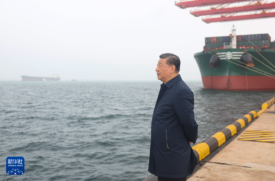 5月22日至24日，中共中央总书记、国家主席、中央军委主席习近平在山东考察。这是22日下午，习近平在日照港考察。