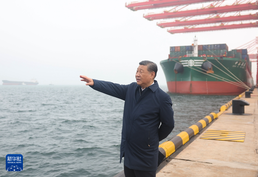5月22日至24日，中共中央总书记、国家主席、中央军委主席习近平在山东考察。这是22日下午，习近平在日照港考察。