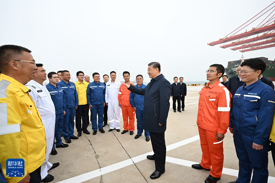 5月22日至24日，中共中央总书记、国家主席、中央军委主席习近平在山东考察。这是22日下午，习近平在日照港亲切慰问港口科技工作者、运营人员、航运人员。