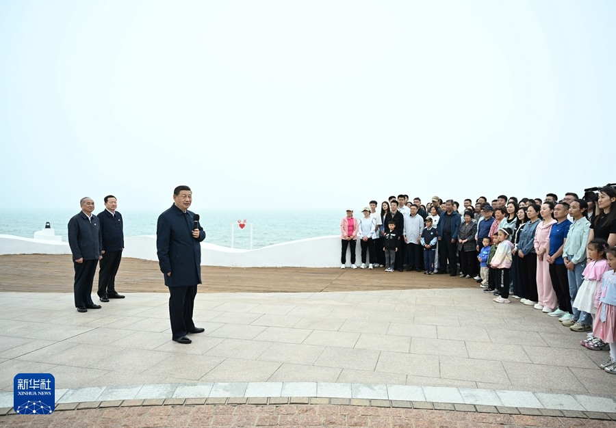 5月22日至24日，中共中央总书记、国家主席、中央军委主席习近平在山东考察。这是22日下午，习近平在日照市阳光海岸绿道同市民和游客亲切交流。