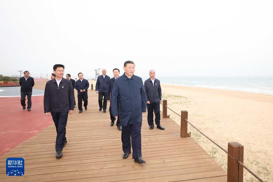 5月22日至24日，中共中央总书记、国家主席、中央军委主席习近平在山东考察。这是22日下午，习近平在日照市阳光海岸绿道考察。