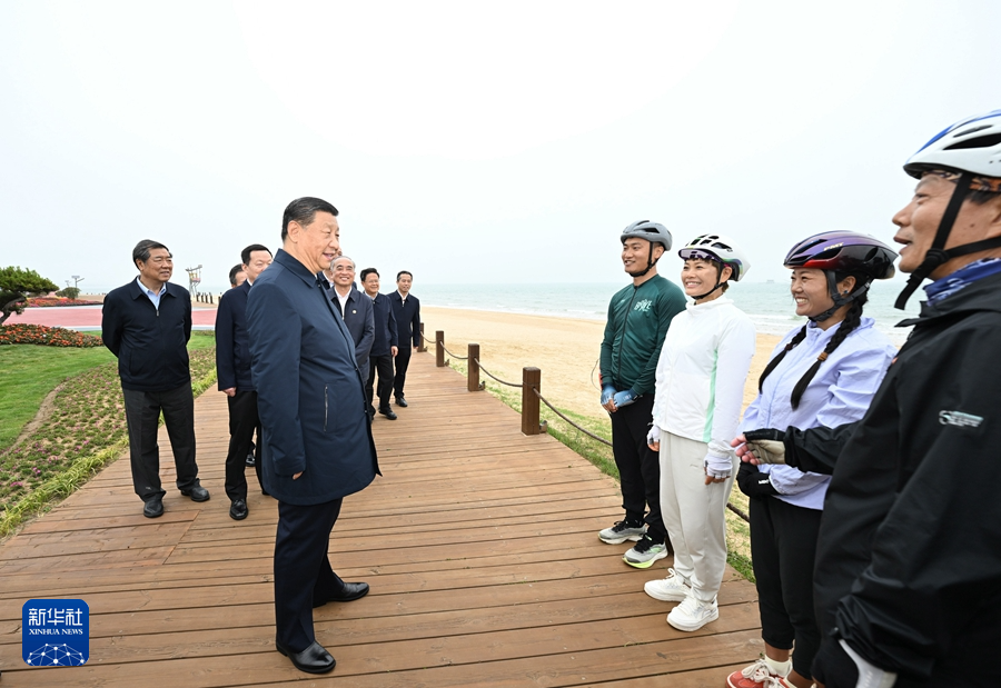5月22日至24日，中共中央总书记、国家主席、中央军委主席习近平在山东考察。这是22日下午，习近平在日照市阳光海岸绿道同市民亲切交流。