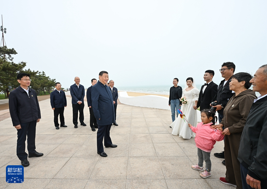 5月22日至24日，中共中央总书记、国家主席、中央军委主席习近平在山东考察。这是22日下午，习近平在日照市阳光海岸绿道同市民亲切交流。