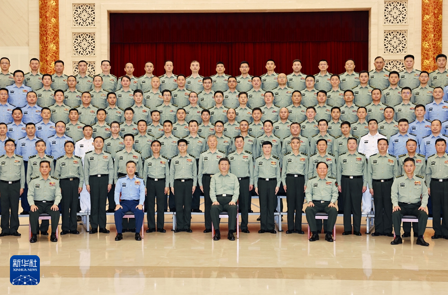 5月22日至24日，中共中央总书记、国家主席、中央军委主席习近平在山东考察。这是23日上午，习近平在济南亲切接见驻济南部队上校以上领导干部，代表党中央和中央军委向驻济南部队全体官兵致以诚挚问候。