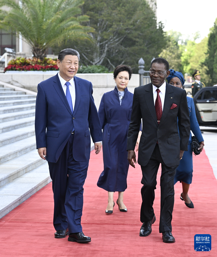5月28日下午，国家主席习近平在北京人民大会堂同来华进行国事访问的赤道几内亚总统奥比昂举行会谈。会谈前，习近平和夫人彭丽媛在人民大会堂东门外广场为奥比昂和夫人康斯坦西娅举行欢迎仪式。