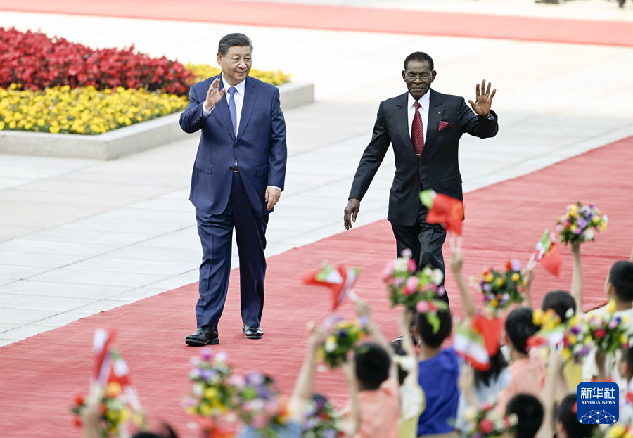 5月28日下午，国家主席习近平在北京人民大会堂同来华进行国事访问的赤道几内亚总统奥比昂举行会谈。这是会谈前，习近平在人民大会堂东门外广场为奥比昂举行欢迎仪式。