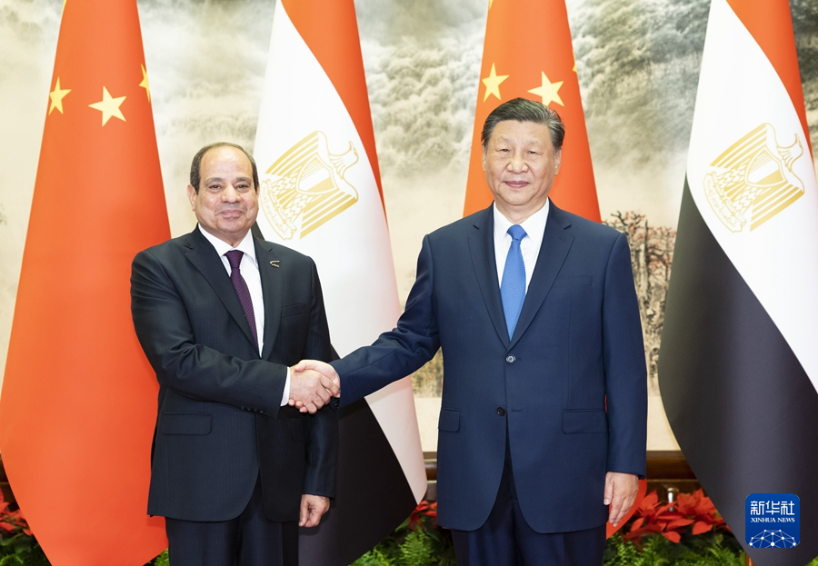 5月29日下午，国家主席习近平在北京人民大会堂同来华出席中国－阿拉伯国家合作论坛第十届部长级会议开幕式并进行国事访问的埃及总统塞西举行会谈。这是习近平同塞西握手。