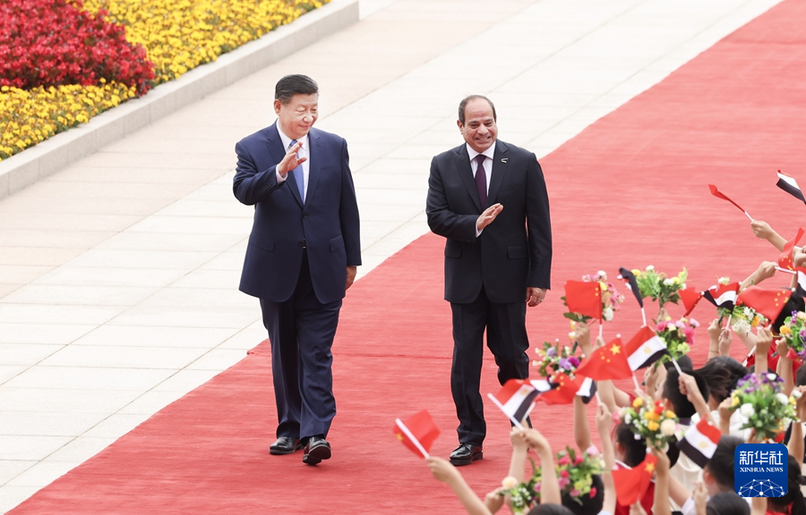 5月29日下午，国家主席习近平在北京人民大会堂同来华出席中国－阿拉伯国家合作论坛第十届部长级会议开幕式并进行国事访问的埃及总统塞西举行会谈。这是会谈前，习近平在人民大会堂东门外广场为塞西举行欢迎仪式。