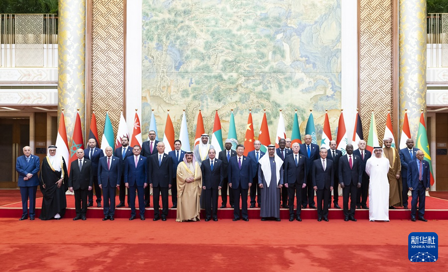 5月30日上午，国家主席习近平在北京钓鱼台国宾馆出席中阿合作论坛第十届部长级会议开幕式并发表主旨讲话。这是习近平同巴林国王哈马德、埃及总统塞西、突尼斯总统赛义德、阿联酋总统穆罕默德、阿盟秘书长盖特以及22位阿拉伯国家代表团团长集体合影。