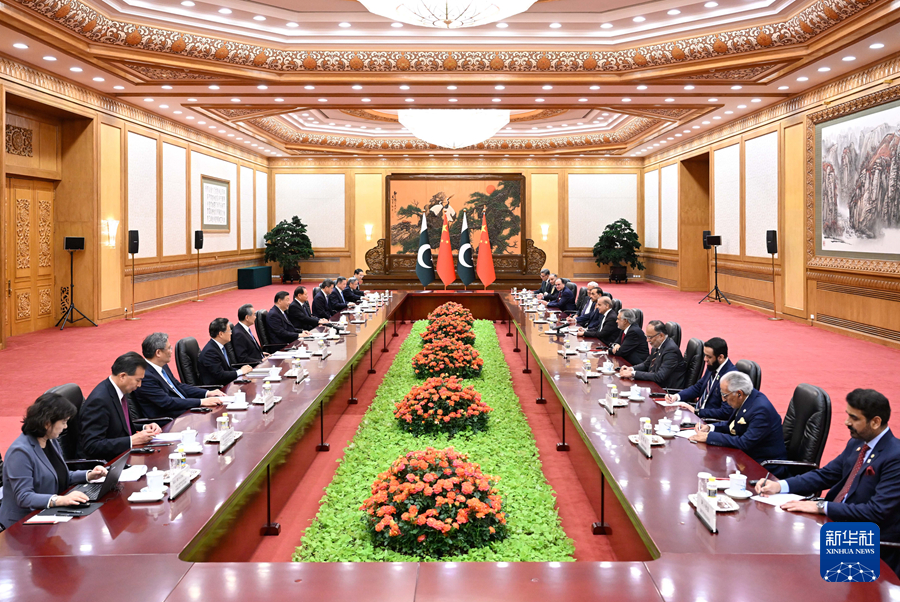 6月7日下午，国家主席习近平在北京人民大会堂会见来华正式访问的巴基斯坦总理夏巴兹。