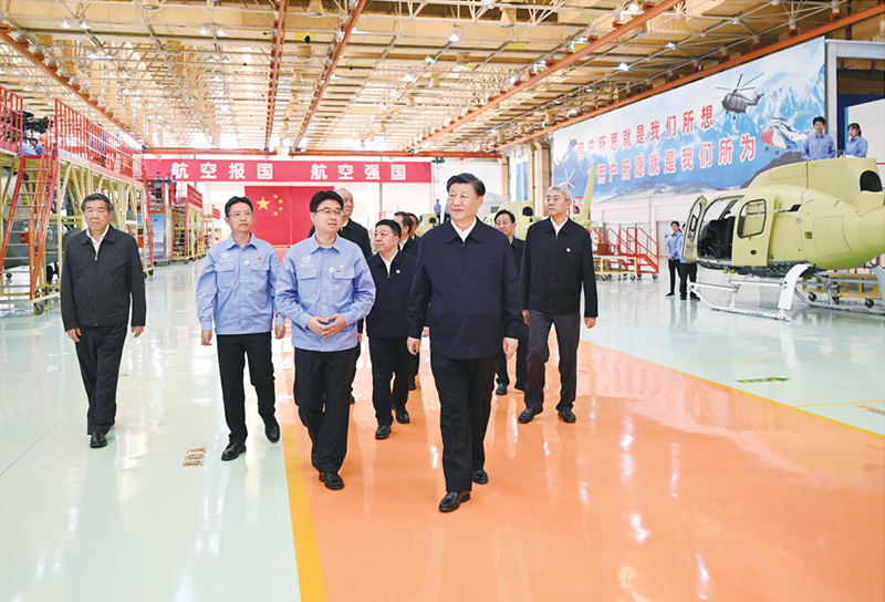 2023年10月10日至13日，中共中央总书记、国家主席、中央军委主席习近平在江西考察。这是11日上午，习近平在景德镇市昌河飞机工业（集团）有限公司考察。