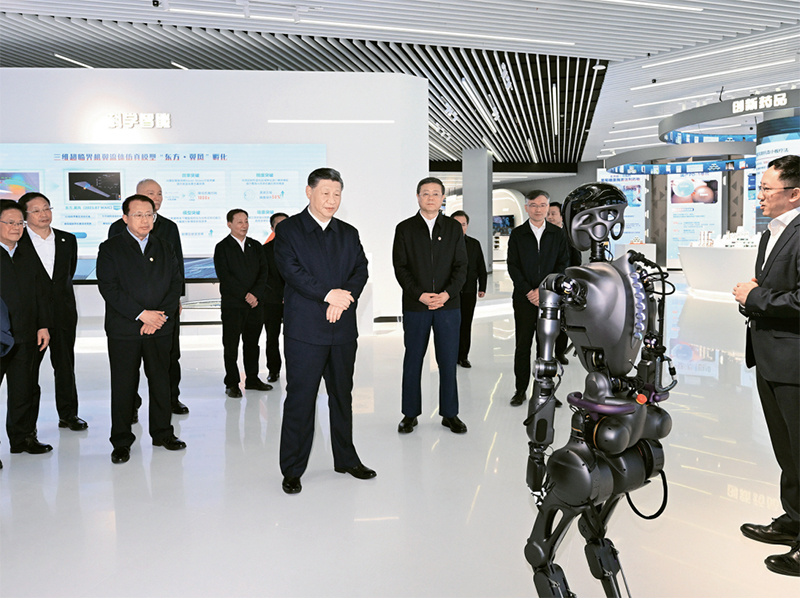 2023年11月28日至12月2日，中共中央总书记、国家主席、中央军委主席习近平在上海考察。这是11月28日下午，习近平在浦东新区张江科学城参观上海科技创新成果展。