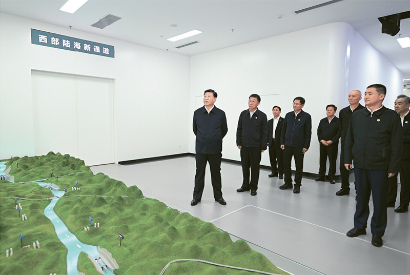 2023年12月14日至15日，中共中央总书记、国家主席、中央军委主席习近平在广西考察。这是14日上午，习近平在南宁市考察中国—东盟信息港股份有限公司，结合平陆运河沙盘听取西部陆海新通道骨干工程建设汇报。