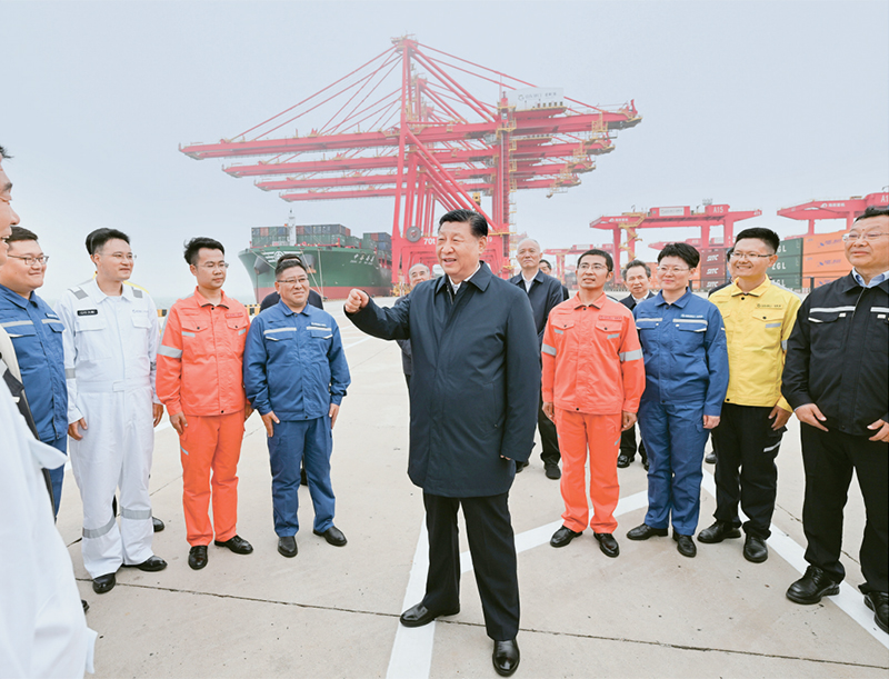 2024年5月22日至24日，中共中央总书记、国家主席、中央军委主席习近平在山东考察。这是22日下午，习近平在日照港亲切慰问港口科技工作者、运营人员、航运人员。