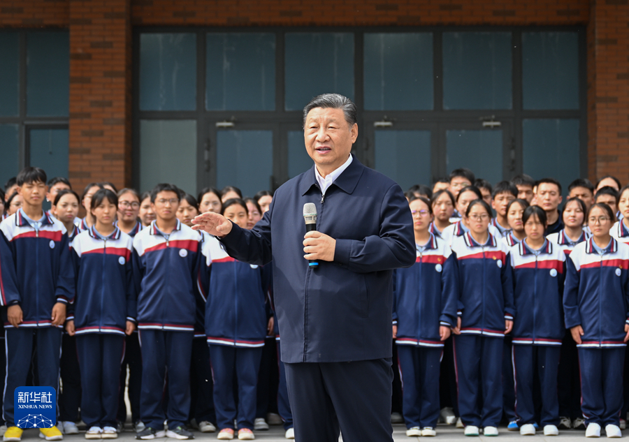 6月18日至19日，中共中央总书记、国家主席、中央军委主席习近平在青海考察。这是18日下午，习近平在果洛西宁民族中学考察时，同师生们亲切交流。