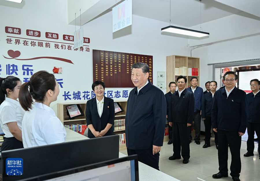 6月19日至20日，中共中央总书记、国家主席、中央军委主席习近平在宁夏考察。这是19日下午，习近平在银川市金凤区长城花园社区党群服务中心便民服务厅了解社区开展便民惠民服务等情况。