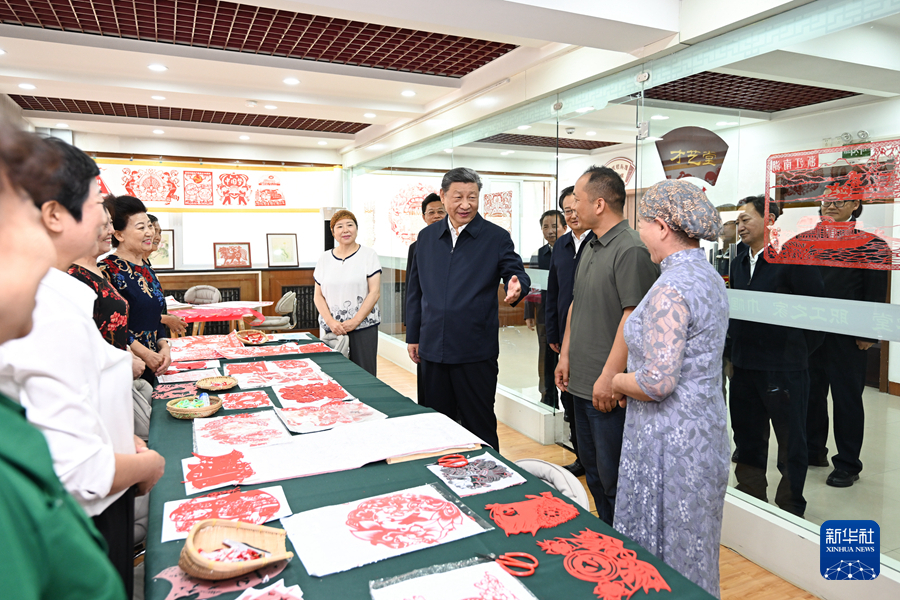 6月19日至20日，中共中央总书记、国家主席、中央军委主席习近平在宁夏考察。这是19日下午，习近平在银川市金凤区长城花园社区活动室考察时，同社区居民亲切交流。