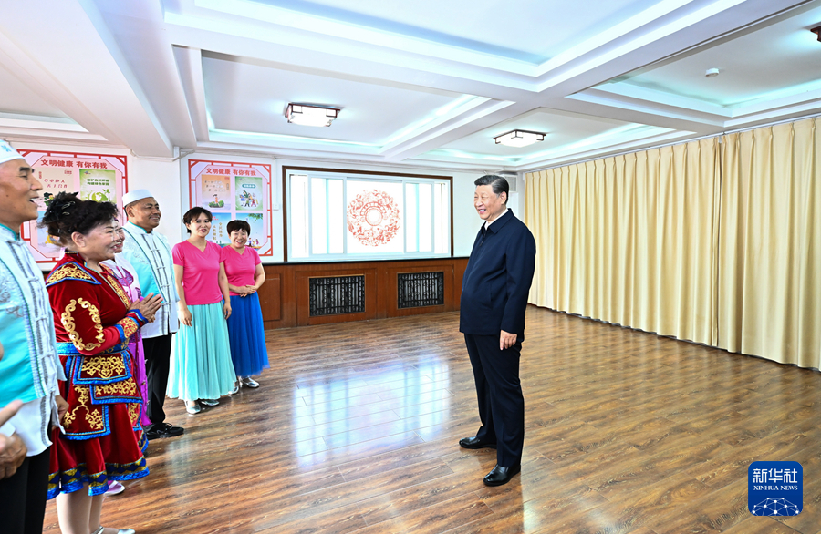 6月19日至20日，中共中央总书记、国家主席、中央军委主席习近平在宁夏考察。这是19日下午，习近平在银川市金凤区长城花园社区活动室考察时，同社区居民亲切交流。