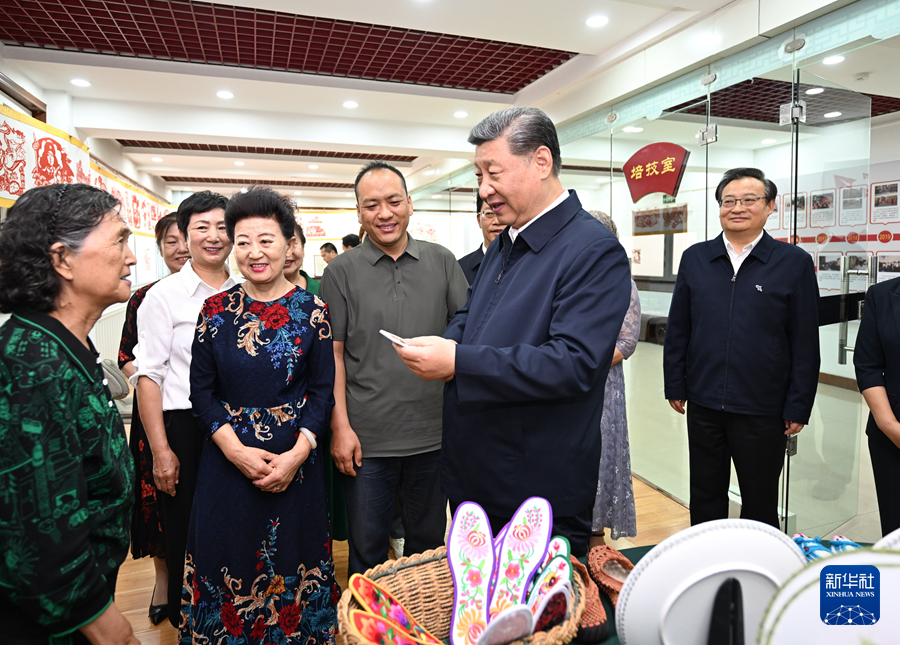 6月19日至20日，中共中央总书记、国家主席、中央军委主席习近平在宁夏考察。这是19日下午，习近平在银川市金凤区长城花园社区活动室考察时，同社区居民亲切交流。