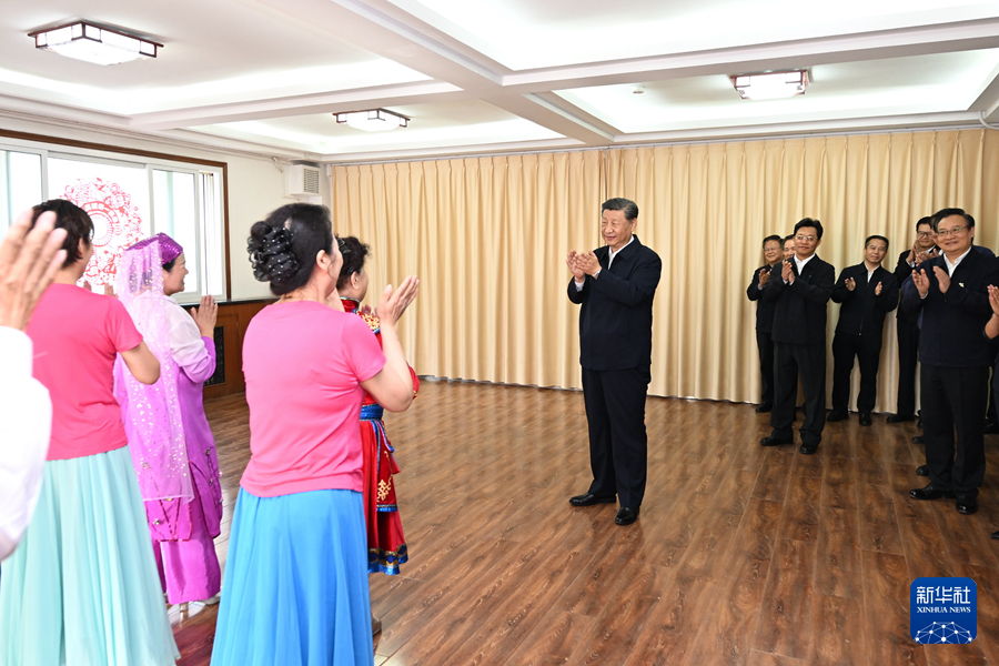 6月19日至20日，中共中央总书记、国家主席、中央军委主席习近平在宁夏考察。这是19日下午，习近平在银川市金凤区长城花园社区活动室考察时，同社区居民亲切交流。