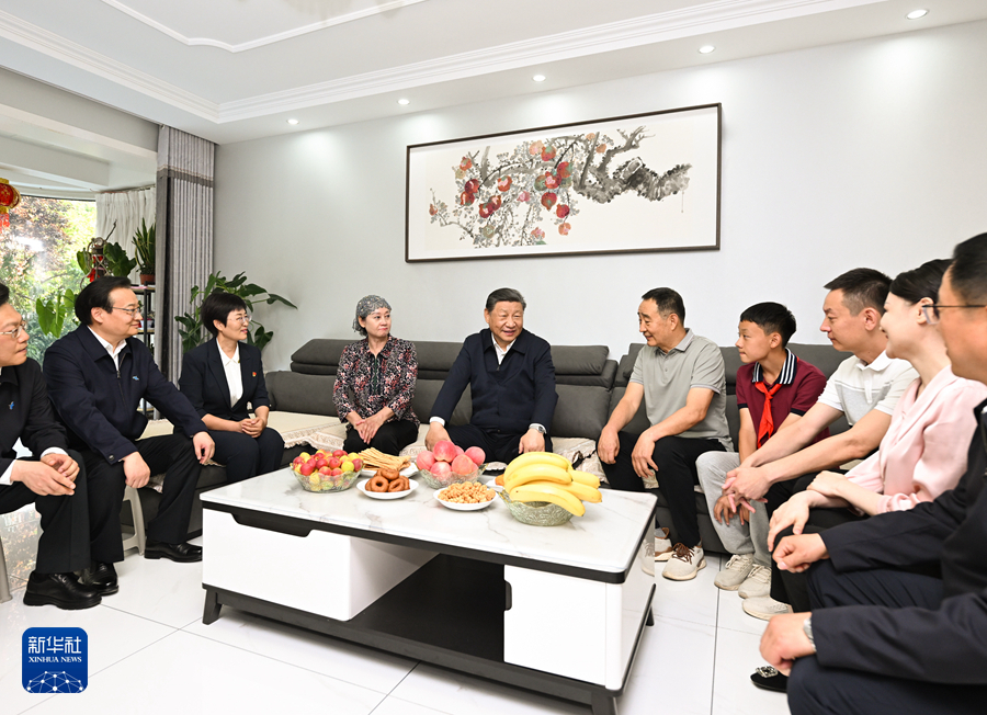 6月19日至20日，中共中央总书记、国家主席、中央军委主席习近平在宁夏考察。这是19日下午，习近平在银川市金凤区长城花园社区居民赵守成家中，同一家人围坐在一起拉家常。