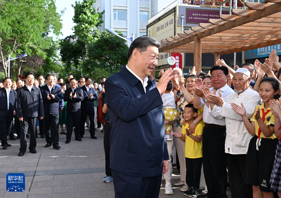 6月19日至20日，中共中央总书记、国家主席、中央军委主席习近平在宁夏考察。这是19日下午，习近平在银川市金凤区长城花园社区考察时，向社区居民挥手致意。