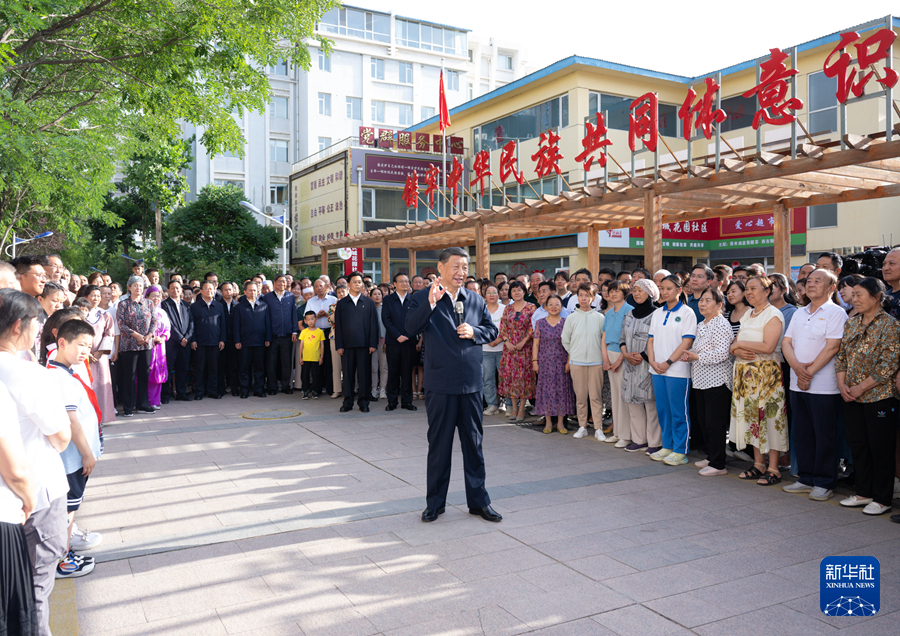 6月19日至20日，中共中央总书记、国家主席、中央军委主席习近平在宁夏考察。这是19日下午，习近平在银川市金凤区长城花园社区考察时，同社区居民亲切交流。